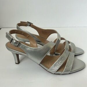 Naturalizer Women’s TAIMI DRESS SANDAL Silver metallic glitter Size 8.5M ♟️